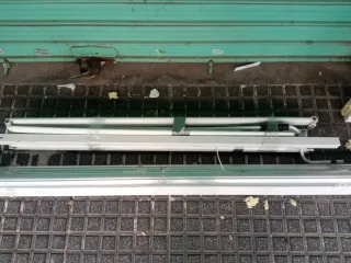 Ventana corredera blanca y estructura toldo