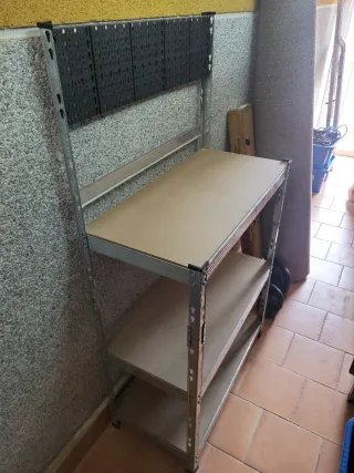 Banco de trabajo metálico con tablero