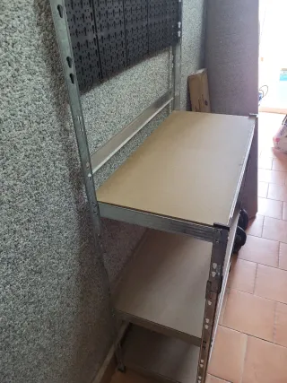 Banco de trabajo metálico con tablero