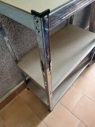 Banco de trabajo metálico con tablero