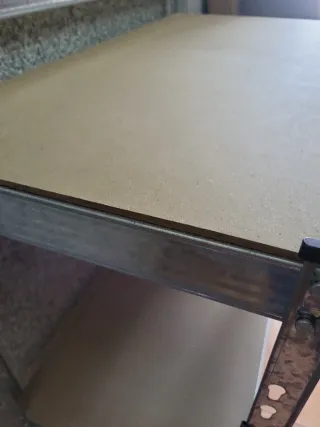 Banco de trabajo metálico con tablero