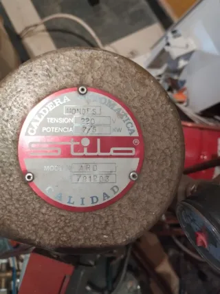 Caldera eléctrica gris y roja