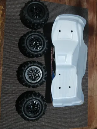 Carrocería Truggy 1/12 con Ruedas