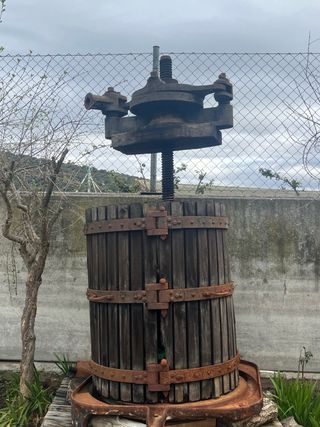Prensa de vino antigua en madera/metal. NEGOCIABLE