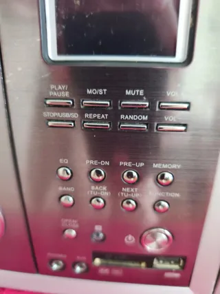 Cadena de música con altavoces.