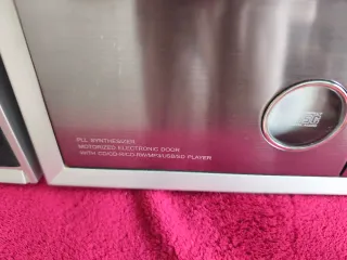 Cadena de música con altavoces.