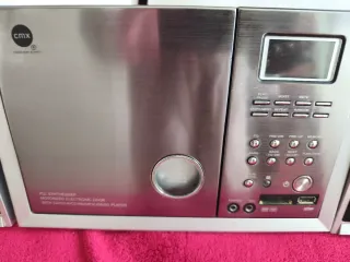 Cadena de música con altavoces.