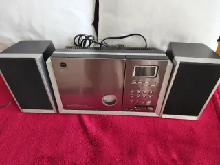 Cadena de música con altavoces.