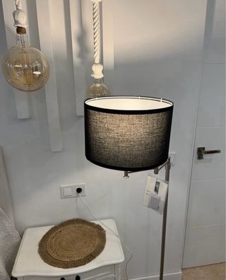 Lámpara de pie moderna con bombilla