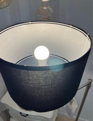 Lámpara de pie moderna con bombilla