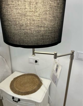 Lámpara de pie moderna con bombilla