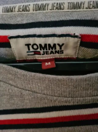 Camiseta Tommy Jeans rayas gris, roja