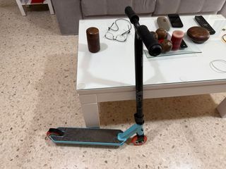 Patinete freestyle (Scooter) y monopatín plastico.
