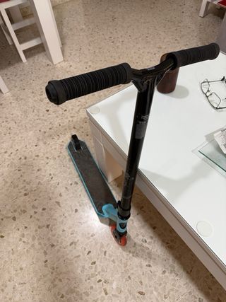 Patinete freestyle (Scooter) y monopatín plastico.