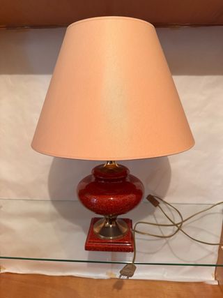 Lámpara de mesa granate y dorada