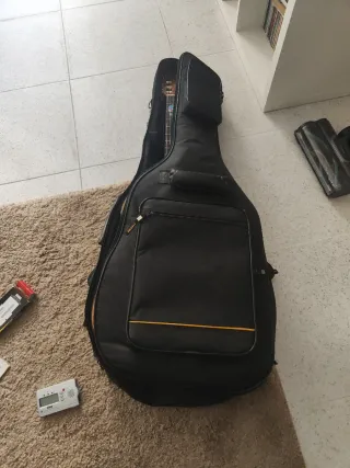Guitarra con funda, afinador y partituras