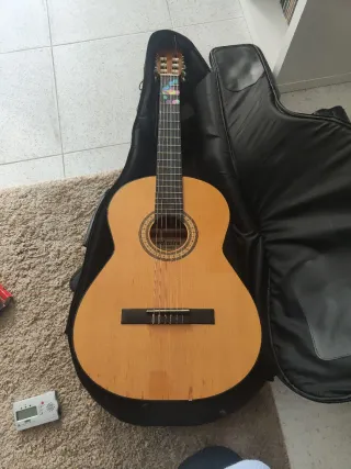 Guitarra con funda, afinador y partituras