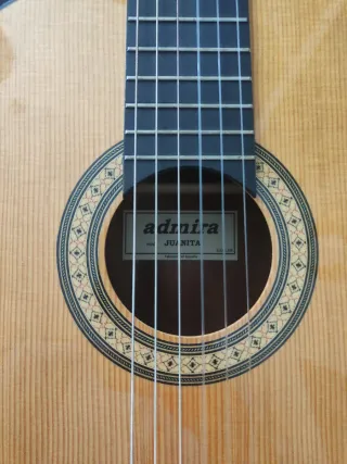 Guitarra con funda, afinador y partituras