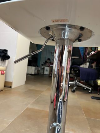 Taburete hidráulico negro y plateado