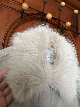 Chaqueta corta beige con cuello de pelo