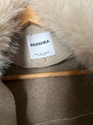 Chaqueta corta beige con cuello de pelo