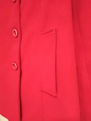 Abrigo rojo corto