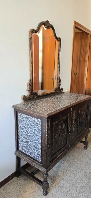 Set di 2 antichi credenze in legno intagliato