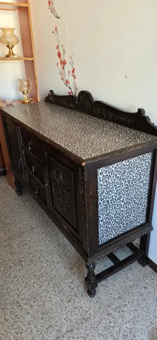Set di 2 antichi credenze in legno intagliato