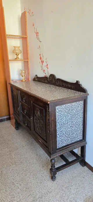 Set di 2 antichi credenze in legno intagliato