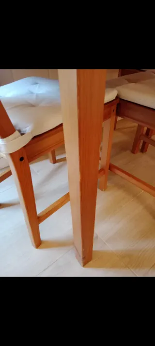 Mesa de madera con 4 sillas