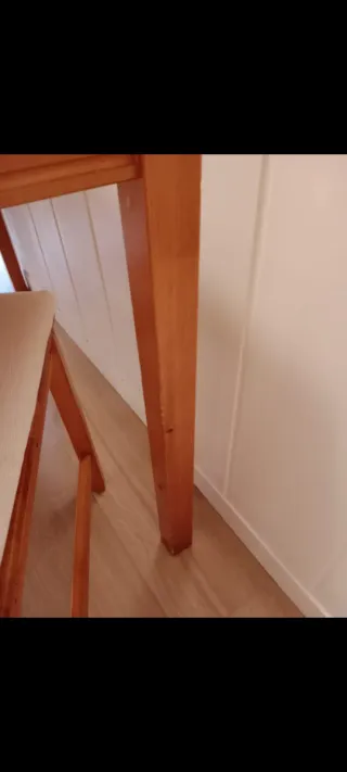 Mesa de madera con 4 sillas