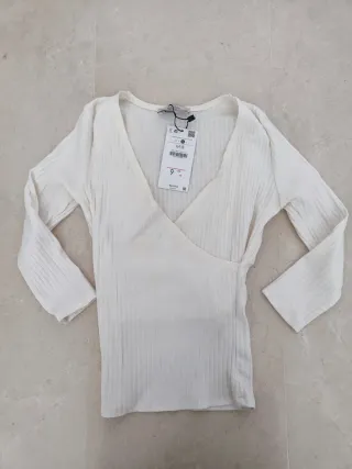 Top elástico a estrenar con escote pico mangas 3/4