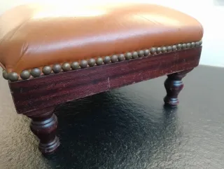 Taburete reposapiés de cuero