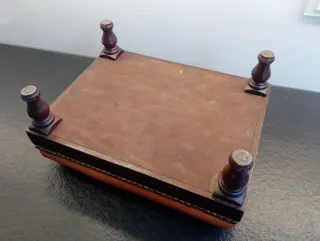 Taburete reposapiés de cuero