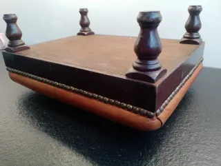 Taburete reposapiés de cuero