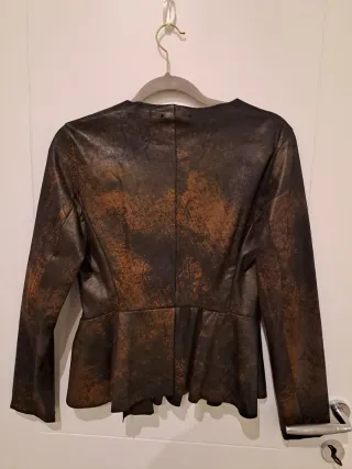 Giacca ecopelle nera e rame con rouches