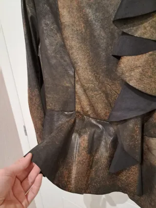 Giacca ecopelle nera e rame con rouches