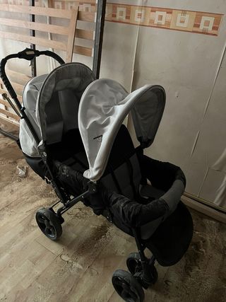 Carrito de bebé doble gris y complementos