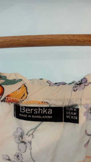 Camisa floral blanca y multicolor