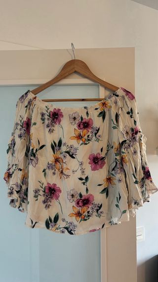 Camisa floral blanca y multicolor