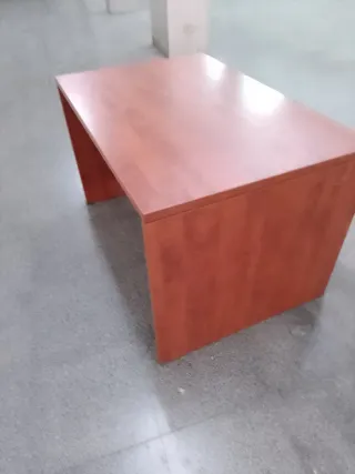 Escritorio madera y silla metal cuero