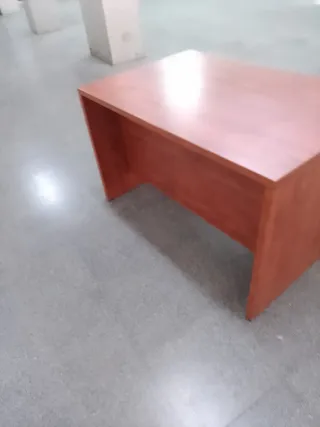 Escritorio madera y silla metal cuero