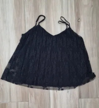 Camiseta corta negra encaje