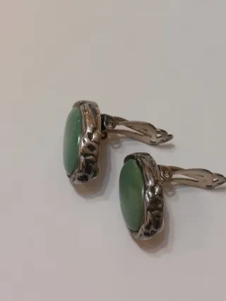 Orecchini ovali con pietra verde