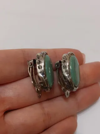 Orecchini ovali con pietra verde