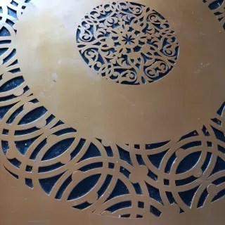 Mesa de centro dorada de madera