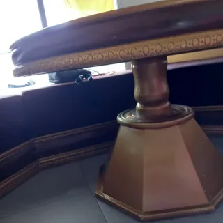 Mesa de centro dorada de madera