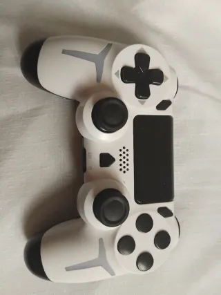 PS4 con 4 Mandos i 8 huegos