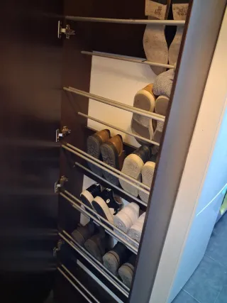 Zapateros de madera y plástico