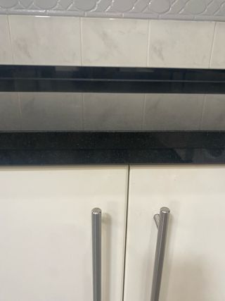 Cocina blanca con encimera de granito negro